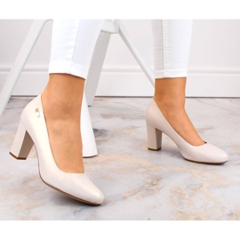 Bež biserne salonke na ukrasnom stupu od Sergio Leonea 1