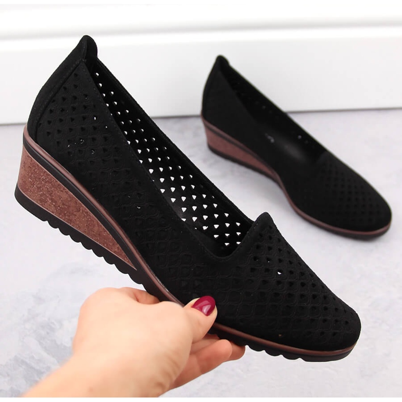 Ženske cipele na wedges od brušene kože, crne Potocki SZ12306 crno 1