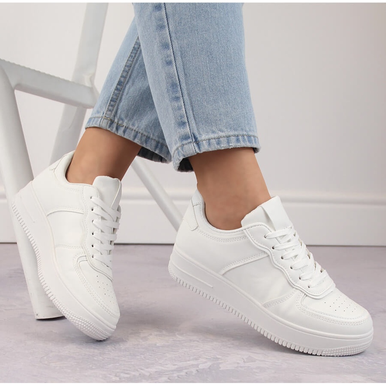 Bijele sportske cipele na vezanje Potocki 16312 bijela 1