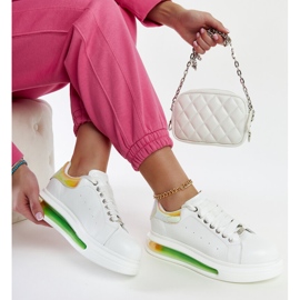 Bijele tenisice na platformi GOE NN2N4029 bijela 1