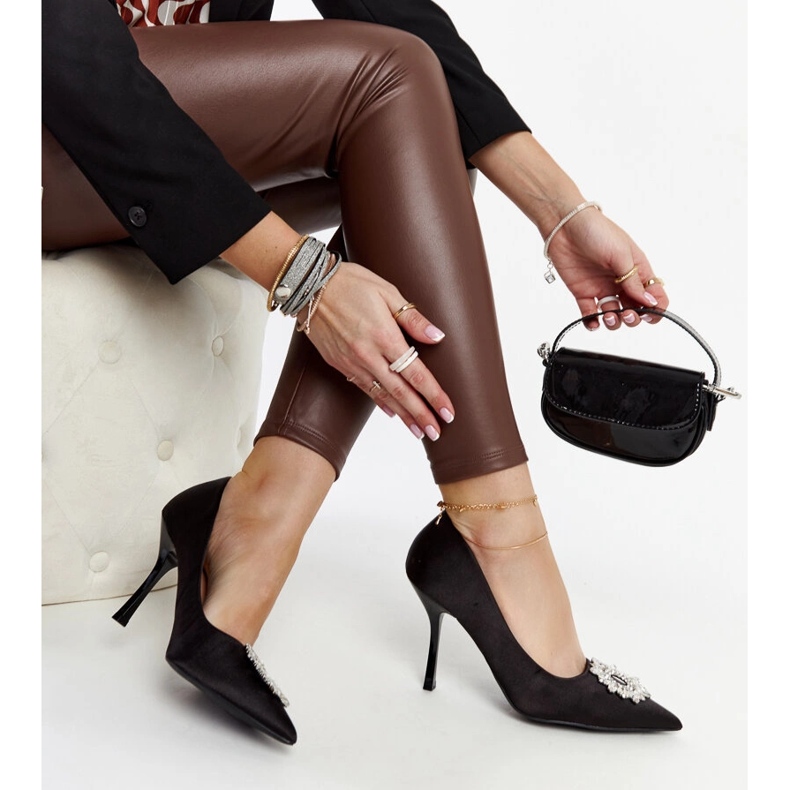 Crne visoke potpetice sa satenskim završetkom i kamenčićima Susegana crno 1