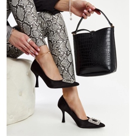 Crne visoke pete sa satenskim završetkom i Clemente kamenčićima crno 1