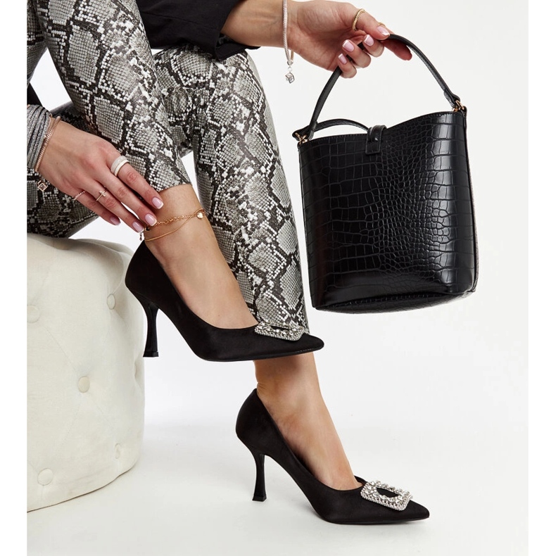 Crne visoke pete sa satenskim završetkom i Clemente kamenčićima crna 1