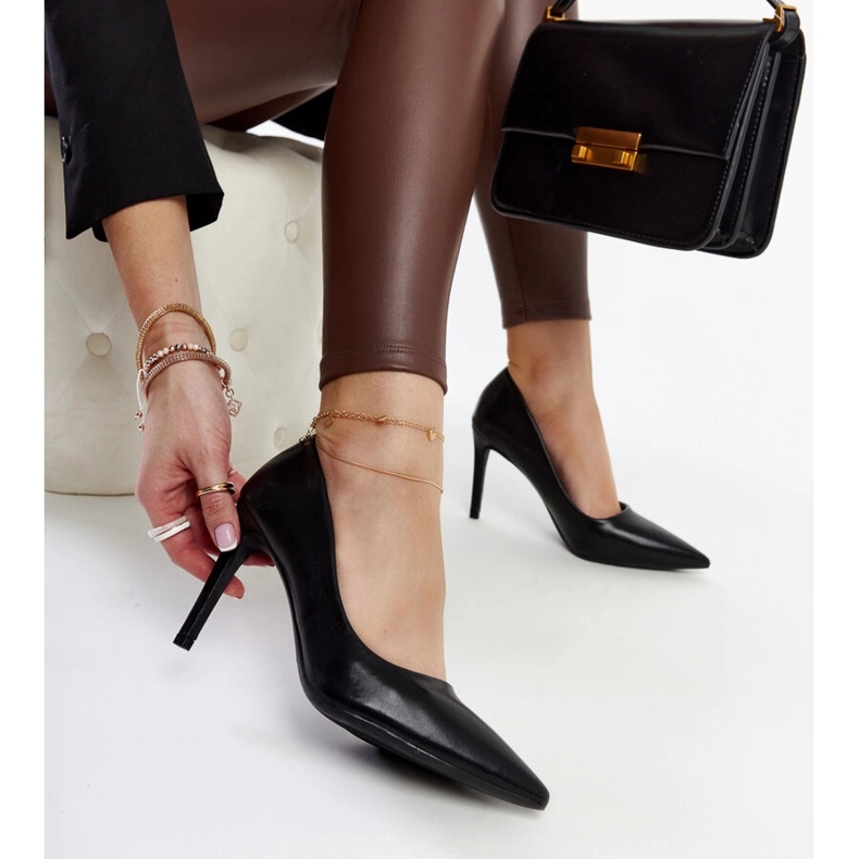 Crne klasične Yassira štikle crno 1