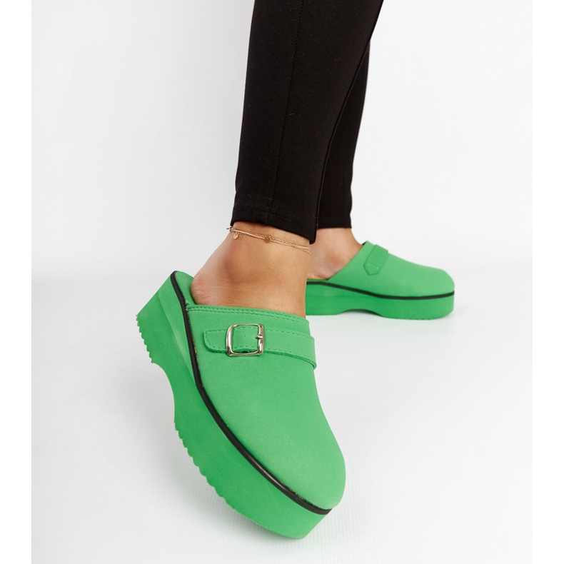 Zelena klompa klizi na platformi Lang 2