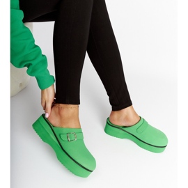 Zelena klompa klizi na platformi Lang 1