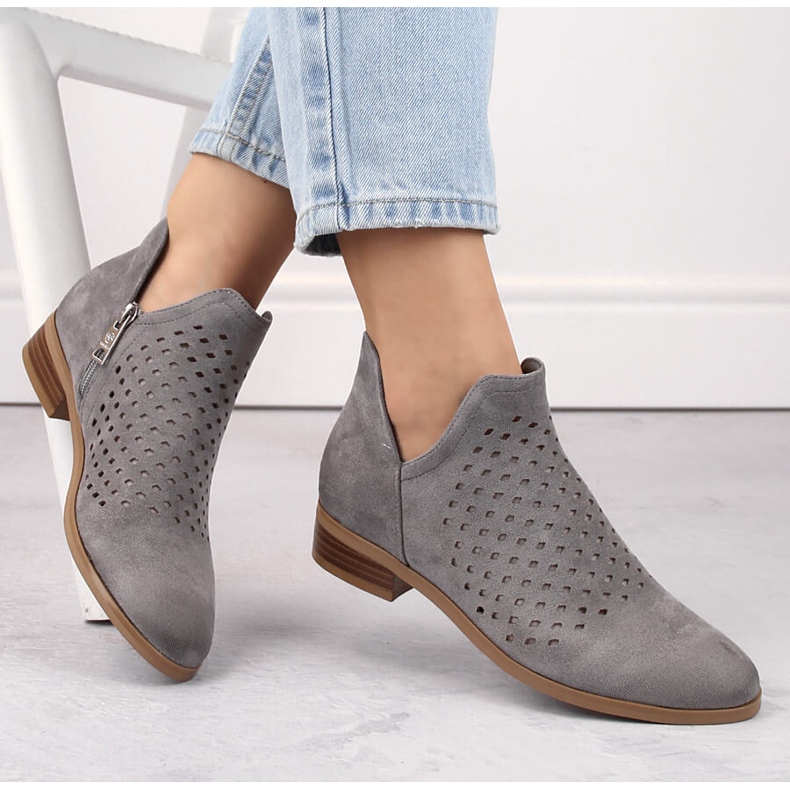 Ženske gležnjače od brušene kože s izrezom, sive Vinceza 58240 siva 1