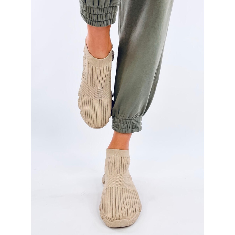 Pikado bež sportske cipele s čarapama 1