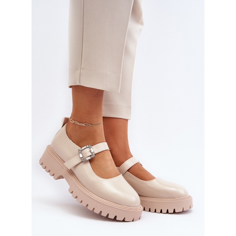 Ženske lakirane cipele s ukrasnom kopčom, bež Lindnessa 2