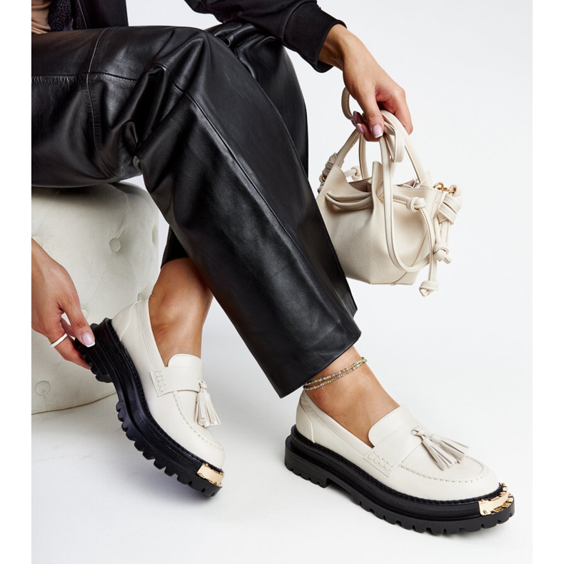 Svijetlo bež masivni mokasini sa zlatnim umetcima marke Tuga 1