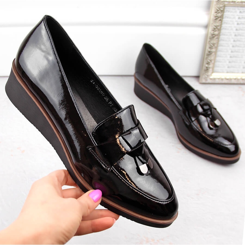 Ženske lakirane crne cipele na wedges, Vinceza 58266 crno 1