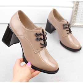 Ženske lakirane cipele s ukrasnom petom, bež Vinceza 63510 1