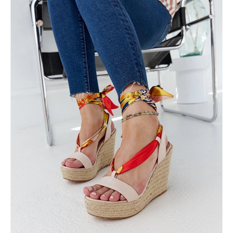 Bež Azizine sandale na klin na vezanje 1