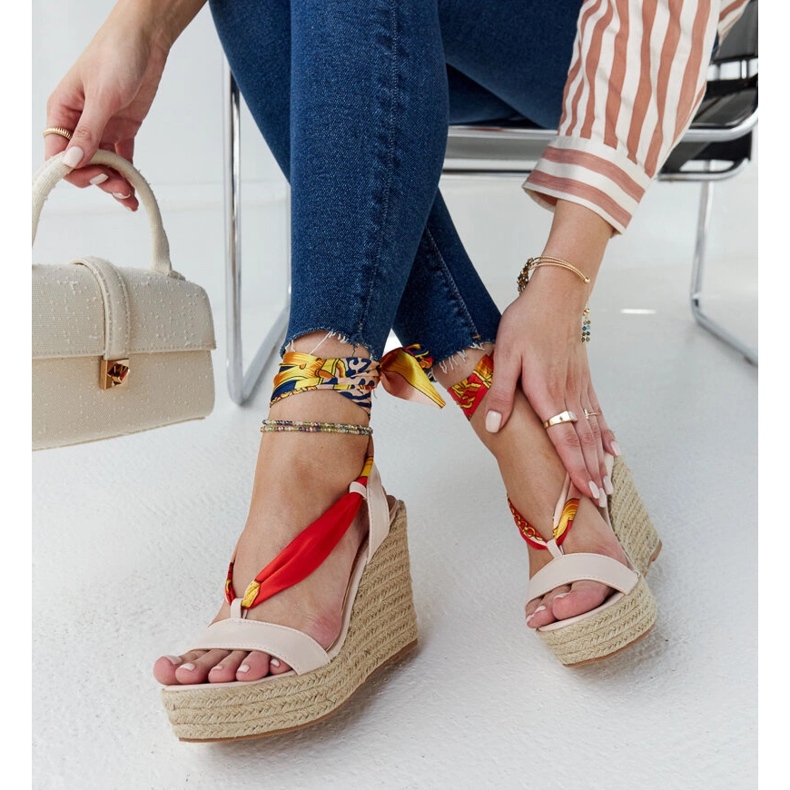 Bež Azizine sandale na klin na vezanje 2