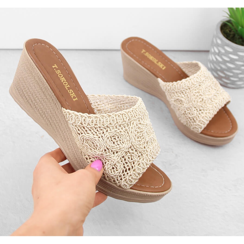 Ženske bež sandale na klin T.Sokolski 321 1