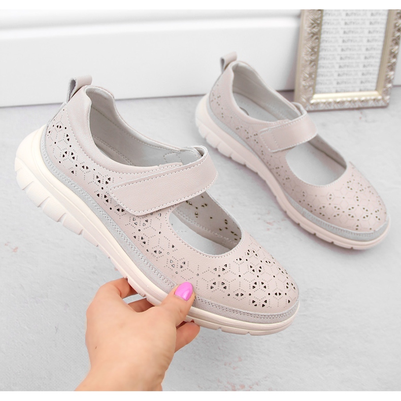 Ženske kožne ažur cipele na čičak, bež Filippo DP6073 1