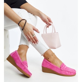 Sakena tamnoružičaste mokasine na klin od brušene kože ružičasta 1