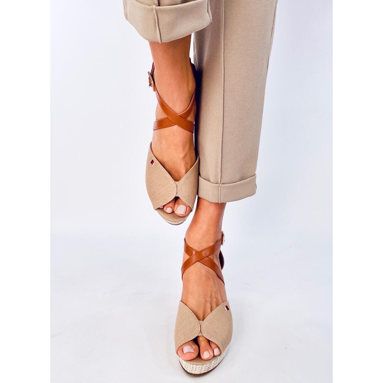 Berna kaki sandale s otvorenim prstima na klin bež 1