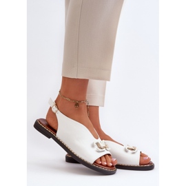 Ženske sandale na ravnu petu s ukrasom, bijele Loraeleh bijela 2
