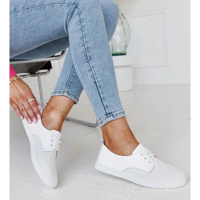 Bijele klasične kožne tenisice marke Radwa bijela 1