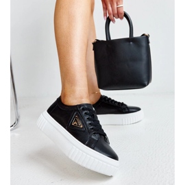 Crne kožne cipele s ukrasnom kopčom crno 1