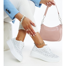 Plave kožne cipele s ukrasnom kopčom bijela 1