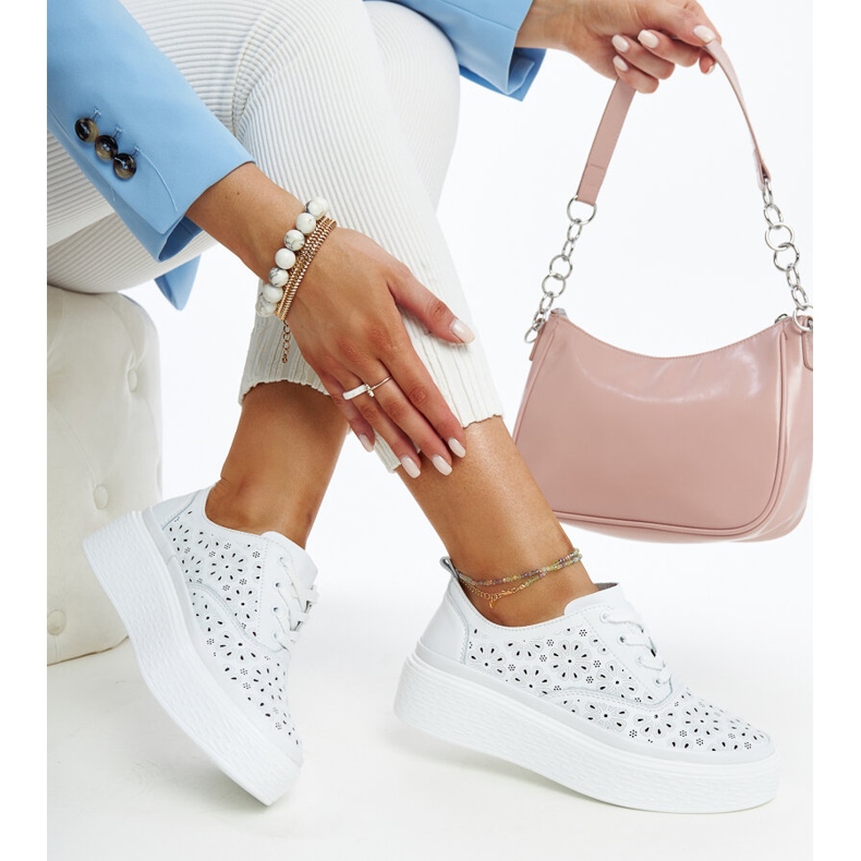 Plave kožne cipele s ukrasnom kopčom bijela 1