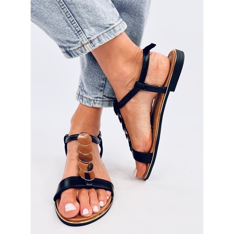 Ennes Crne sandale sa zlatnim ukrasima crna 1