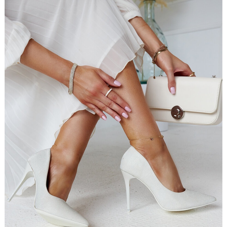 Bijele sjajne štikle s kožnim umetkom marke Cortesa bijela 2