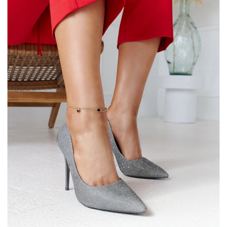 Srebrne sjajne štikle s kožnim umetkom marke Cortes srebro 1