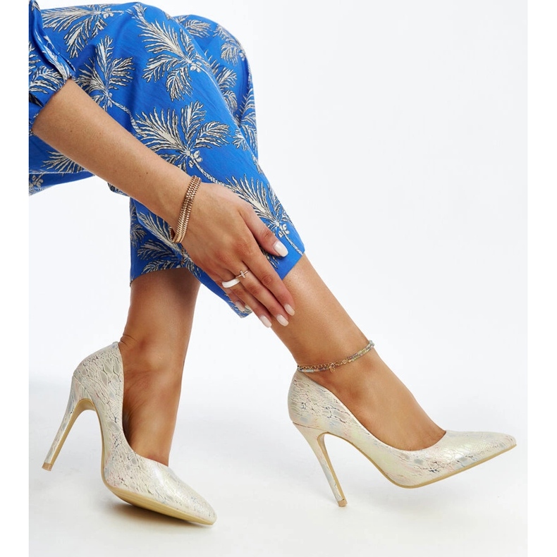 Zlatne metalik cipele s kožnim umetkom Serranillos zlatna 1