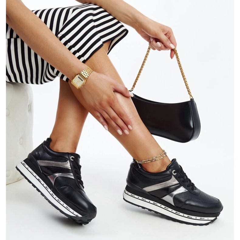 Crne kožne cipele s ukrasnom kopčom crno 1