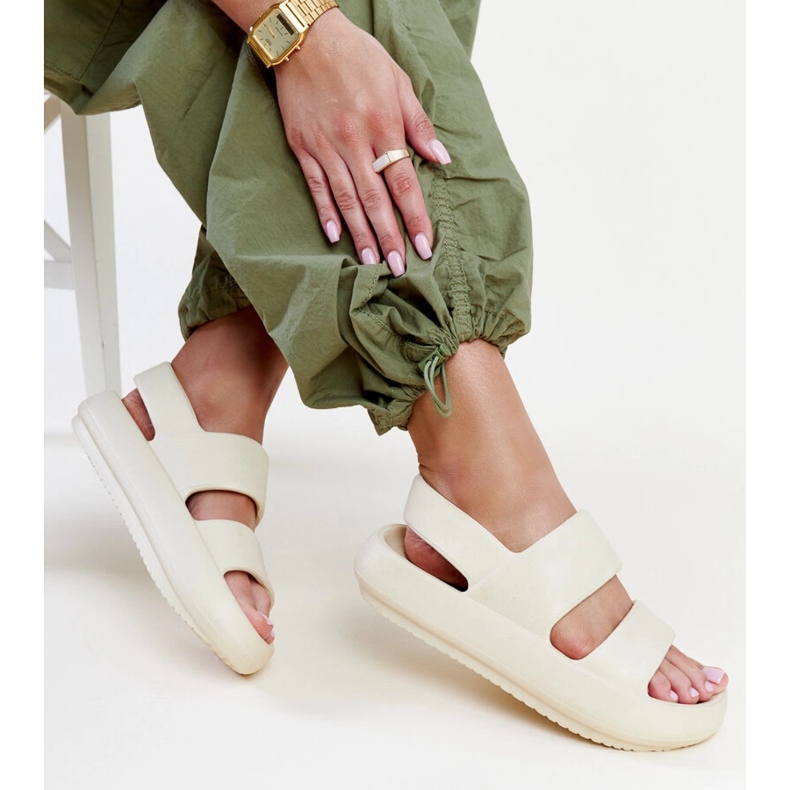 Bež sandale Attiana 1