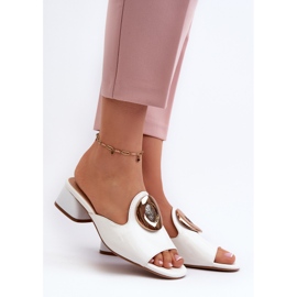 Elegantne lakirane ženske japanke na nisku petu sa zlatnim ukrasom, bijela Uzimila 2