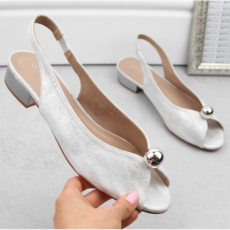 Srebrne ženske sandale na nisku petu T.Sokolski 136 srebro 1