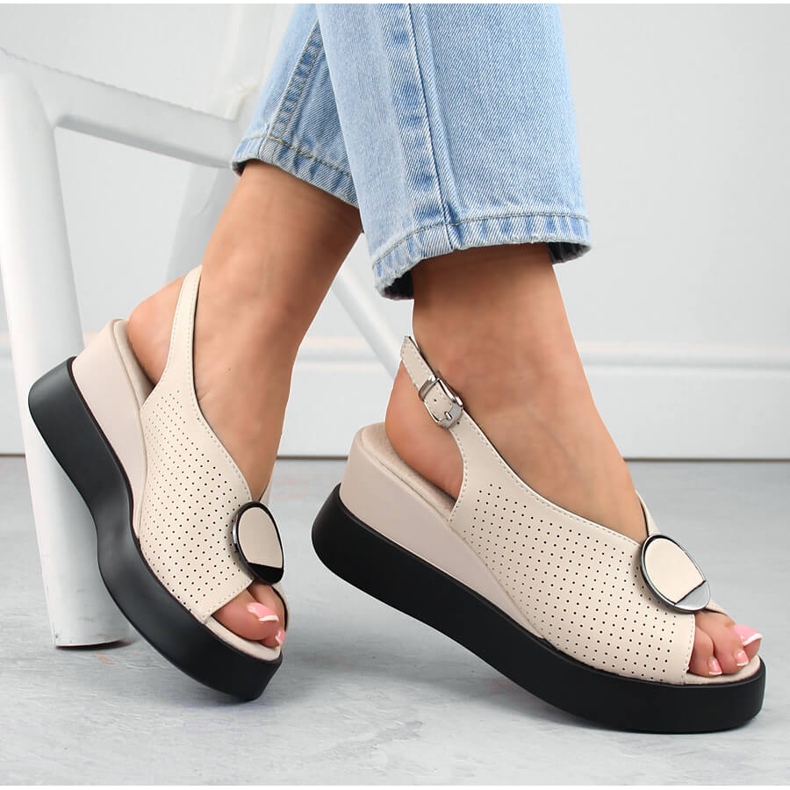 Bež kožne ažurne sandale na klin Filippo DS6074 1