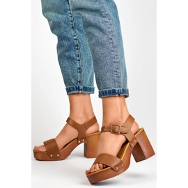 Smeđe sandale s drvenom petom s platformom smeđa 2