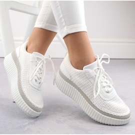 Ženske sportske cipele s platformom, bijele McBraun 23219 bijela 1