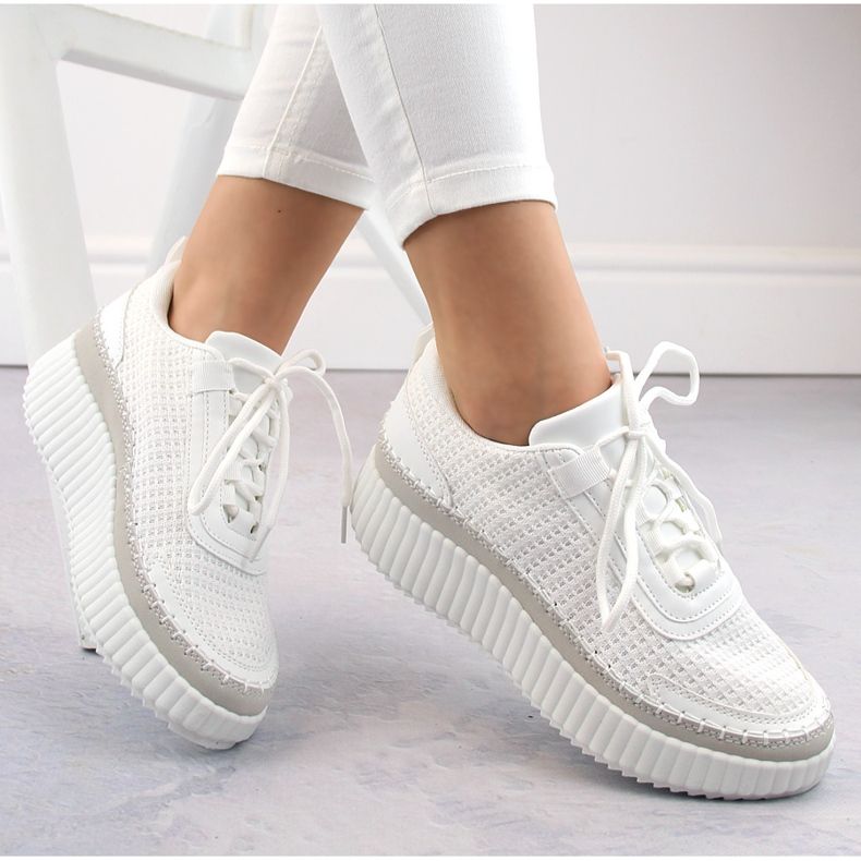 Ženske sportske cipele s platformom, bijele McBraun 23219 bijela 1