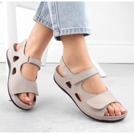 Ženske kožne sandale na čičak, svijetlo sive T.Sokolski L24-158 siva 1