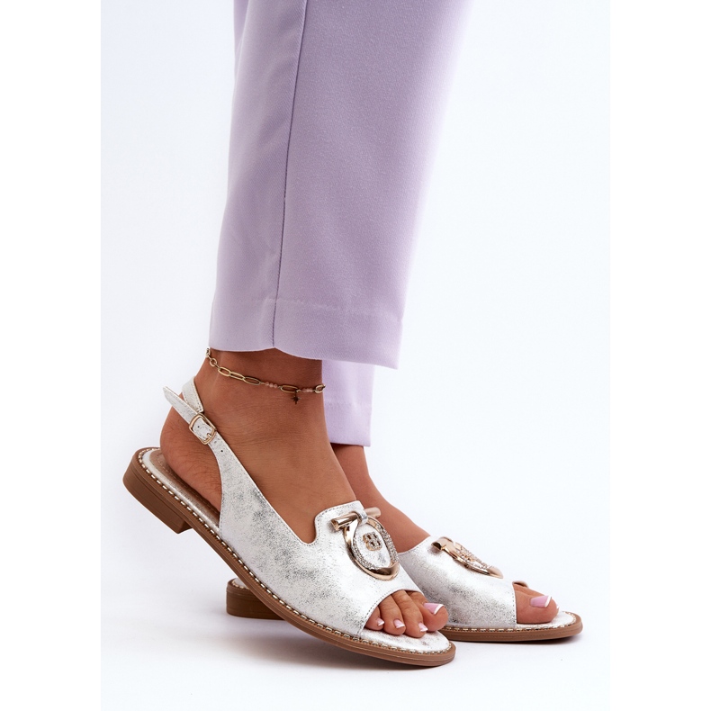 Elegantne ženske sandale sa zlatnim ukrasom na ravnu petu, srebrne S.Barski KV27-053 srebro 2