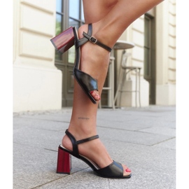 Sandale s kožnim umetkom na peti Abadia crna 1