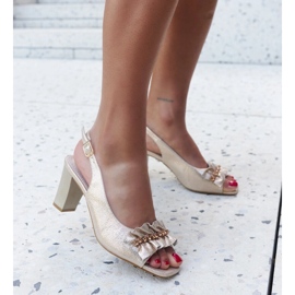 Mukaram sandale na visoku petu s ukrasnim volanom bež 1