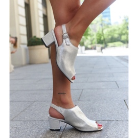 Perforirane sandale na visoku petu s kožnim uloškom Lia srebro 1