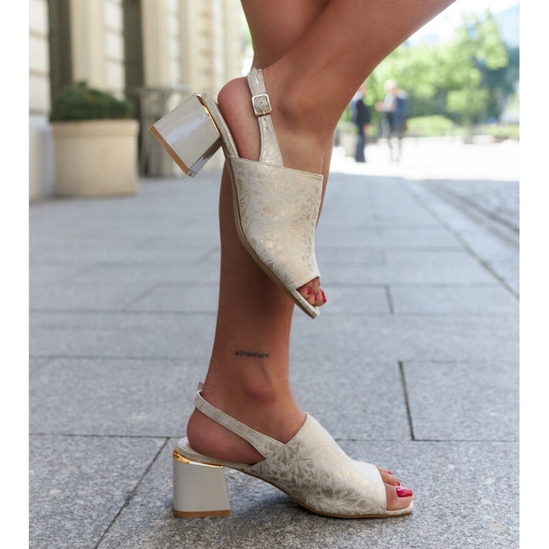 Blok sandale s kožnim umetkom Nuna bež 1