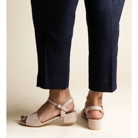 Bež sandale na nisku petu s Horner kopčom 1