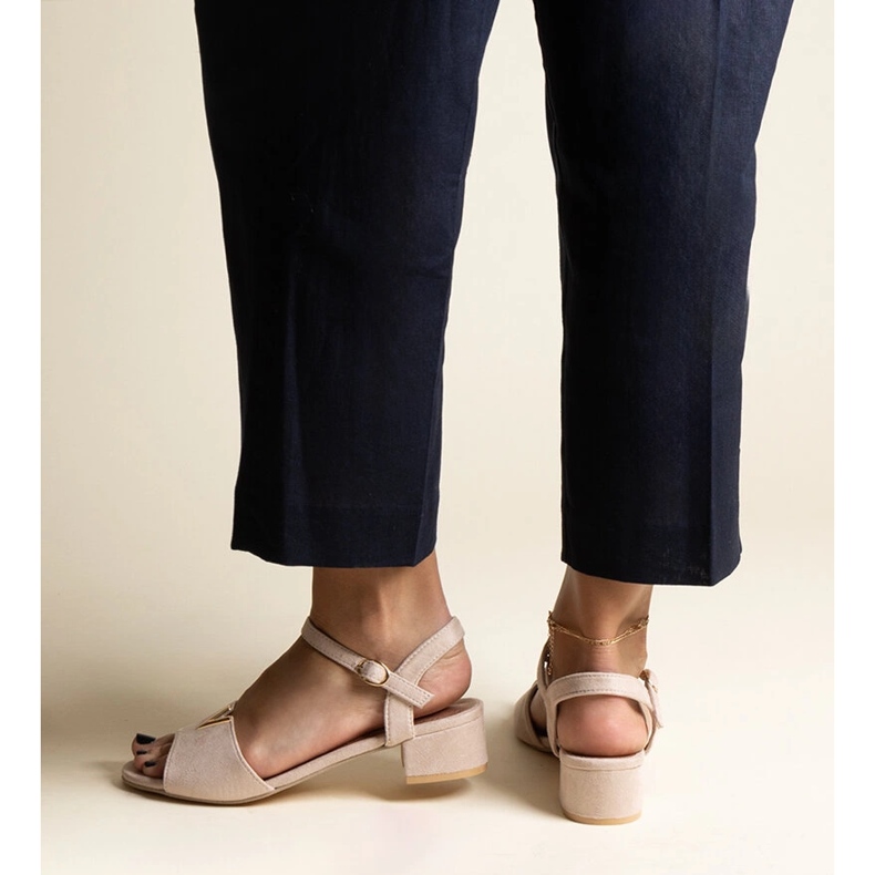 Bež sandale na nisku petu s Horner kopčom 1