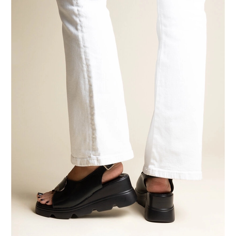 Bayley crne sandale na klin s kopčom crna 1