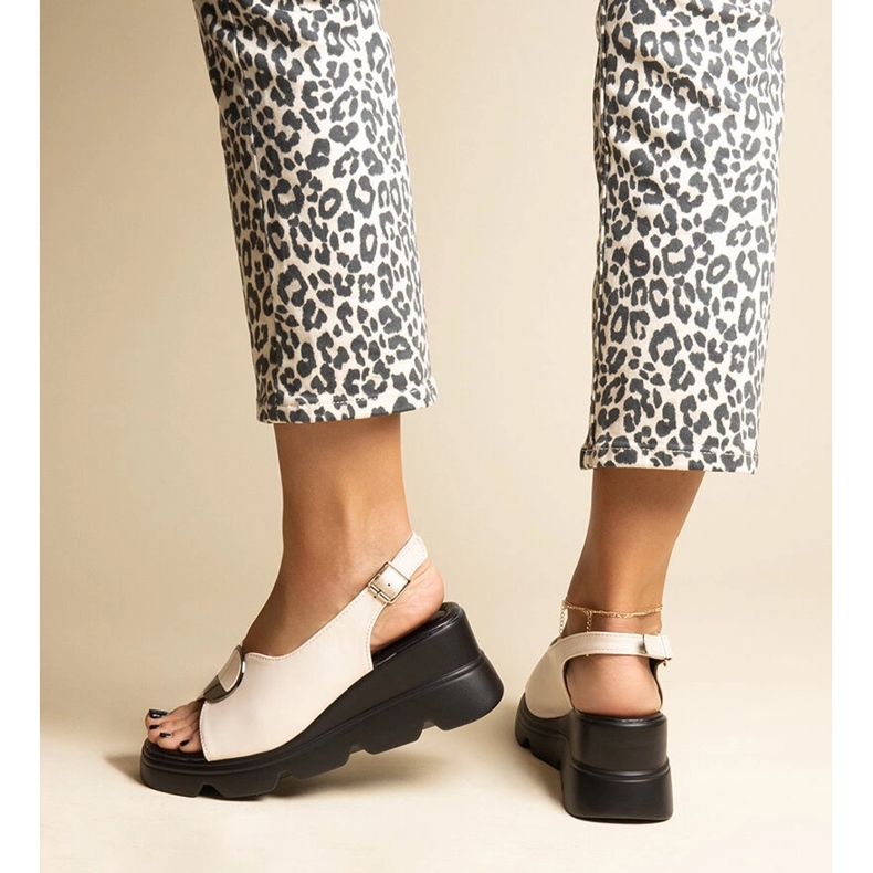 Bež sandale na klin s Bayley kopčom 1