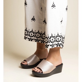 Zlatne ažurne klinaste papuče od Garvin eko kože zlatna 1